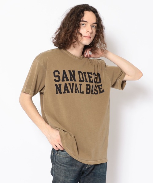 AVIREX（アヴィレックス）の「ピグメント 半袖 プリント Tシャツ サンディエゴ ネイバル ベース / PIGMENT S/S PRINT T-SHIRT SANDIEGO NAVAL BASE / アヴィレックス / AVIREX（Tシャツ/カットソー・メンズ・ネイビー/アイボリー/レッド/タン・LARGE/MEDIUM/X-LARGE/XX-LARGE）」の2枚目の写真