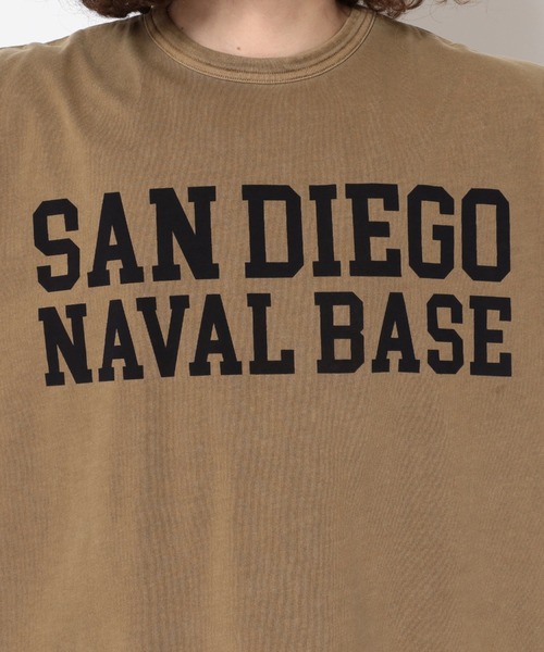 AVIREX（アヴィレックス）の「ピグメント 半袖 プリント Tシャツ サンディエゴ ネイバル ベース / PIGMENT S/S PRINT T-SHIRT SANDIEGO NAVAL BASE / アヴィレックス / AVIREX（Tシャツ/カットソー・メンズ・ネイビー/アイボリー/レッド/タン・LARGE/MEDIUM/X-LARGE/XX-LARGE）」の13枚目の写真