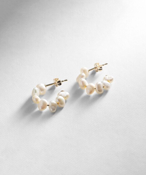 COCOSHNIK(ココシュニック)の「K10バロックパール フープピアス小(ピアス(両耳用)・レディース・シルバー系・00)」の2枚目の写真