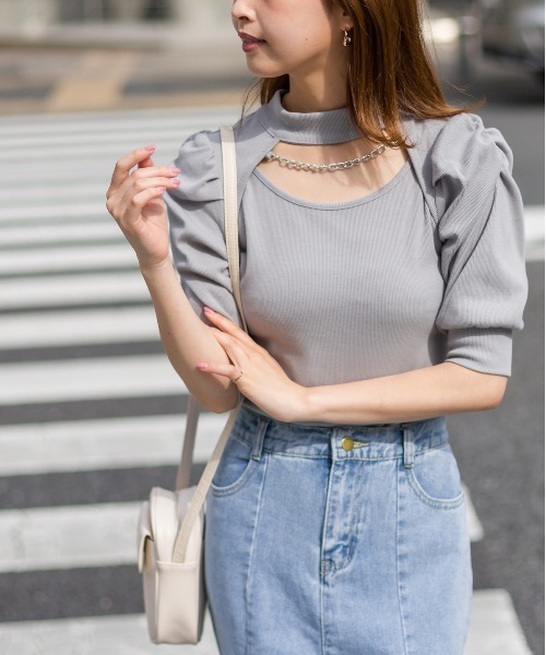 SpRay（スプレイ）の「チェーン付デコルテオープンカラー（Tシャツ/カットソー・レディース・ブラック/ブルー/グリーン/アイボリー・FREE）」の4枚目の写真