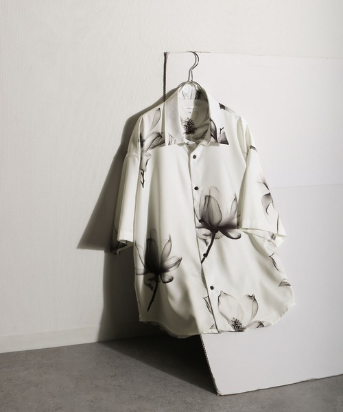 NILWAY(ニルウェイ)の「総柄トロミ半袖オーバーサイズシャツ/柄シャツ(シャツ/ブラウス・メンズ・ホワイト系1/ブラック系/ブラウン系/ブラウン系1/ベージュ系/ホワイト系2/グレー系1/キャメル/ブルー系/ブラック系3/ブラック系5/ブラック系2/ブラウン系2/ホワイト系3/ブラウン系3/ネイビー系/グレー系2/ベージュ系1/ブラック系6/ブラック系7/ベージュ系2/ブラック系9/ブラック系8/ホワイト系5/ホワイト系4・MEDIUM/LARGE)」の6枚目の写真