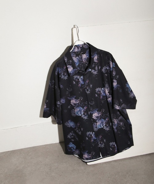 NILWAY(ニルウェイ)の「総柄トロミ半袖オーバーサイズシャツ/柄シャツ(シャツ/ブラウス・メンズ・ホワイト系1/ブラック系/ブラウン系/ブラウン系1/ベージュ系/ホワイト系2/グレー系1/キャメル/ブルー系/ブラック系3/ブラック系5/ブラック系2/ブラウン系2/ホワイト系3/ブラウン系3/ネイビー系/グレー系2/ベージュ系1/ブラック系6/ブラック系7/ベージュ系2/ブラック系9/ブラック系8/ホワイト系5/ホワイト系4・MEDIUM/LARGE)」の8枚目の写真