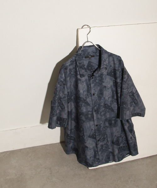 NILWAY(ニルウェイ)の「総柄トロミ半袖オーバーサイズシャツ/柄シャツ(シャツ/ブラウス・メンズ・ホワイト系1/ブラック系/ブラウン系/ブラウン系1/ベージュ系/ホワイト系2/グレー系1/キャメル/ブルー系/ブラック系3/ブラック系5/ブラック系2/ブラウン系2/ホワイト系3/ブラウン系3/ネイビー系/グレー系2/ベージュ系1/ブラック系6/ブラック系7/ベージュ系2/ブラック系9/ブラック系8/ホワイト系5/ホワイト系4・MEDIUM/LARGE)」の14枚目の写真