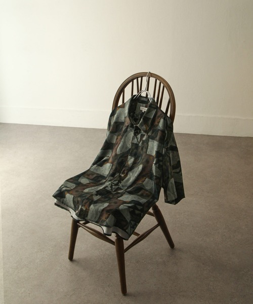 NILWAY(ニルウェイ)の「総柄トロミ半袖オーバーサイズシャツ/柄シャツ(シャツ/ブラウス・メンズ・ホワイト系1/ブラック系/ブラウン系/ブラウン系1/ベージュ系/ホワイト系2/グレー系1/キャメル/ブルー系/ブラック系3/ブラック系5/ブラック系2/ブラウン系2/ホワイト系3/ブラウン系3/ネイビー系/グレー系2/ベージュ系1/ブラック系6/ブラック系7/ベージュ系2/ブラック系9/ブラック系8/ホワイト系5/ホワイト系4・MEDIUM/LARGE)」の19枚目の写真