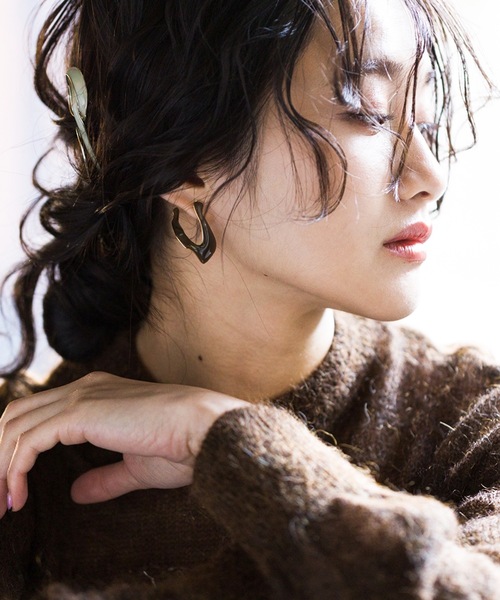 The Rule(ザルール)の「The Rule ザルール:Arcana pieced earring カーブフープピアス(ピアス(両耳用)・レディース・チャコールグレー/オレンジ/ブルー・FREE)」の5枚目の写真