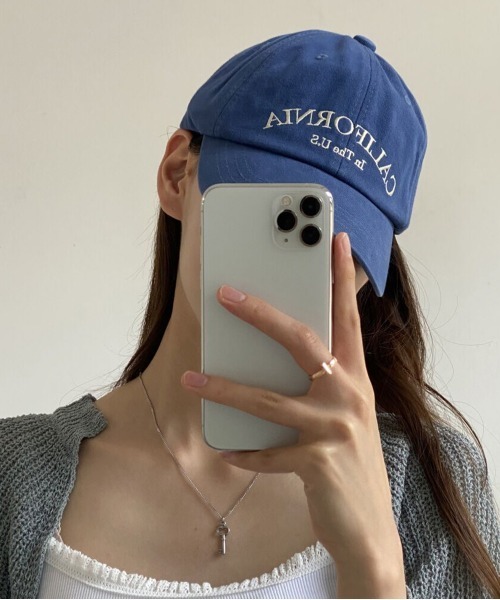 by muni:r（バイ ムニール）の「ユニセックスカリフォルニアコットンキャップ（キャップ・レディース・ホワイト/ブラック/グリーン/ダークブルー/ライトベージュ・ONE SIZE）」の5枚目の写真