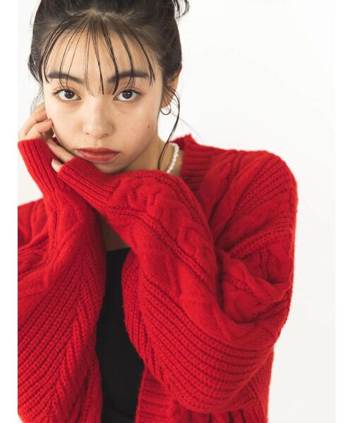 koe（コエ）の「ケーブルVネックカーディガン（カーディガン/ボレロ・レディース・レッド/アイボリー/チャコールグレー/ダークブルー・FREE）」の10枚目の写真