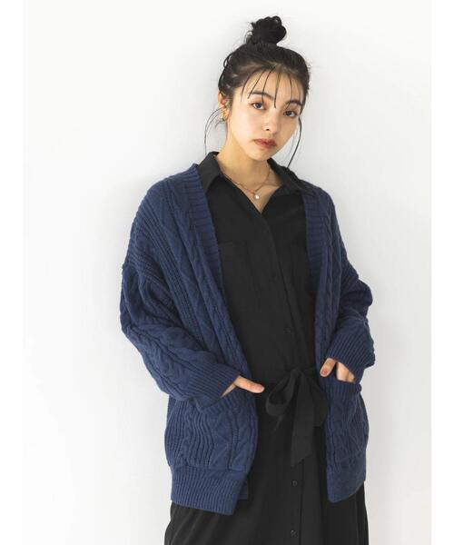 koe（コエ）の「ケーブルVネックカーディガン（カーディガン/ボレロ・レディース・レッド/アイボリー/チャコールグレー/ダークブルー・FREE）」の3枚目の写真