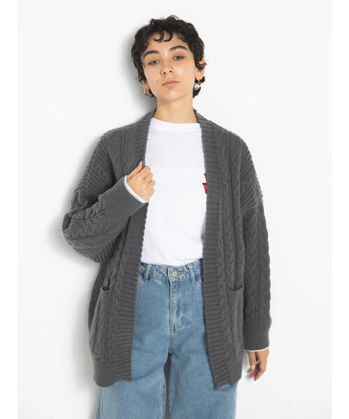 koe（コエ）の「ケーブルVネックカーディガン（カーディガン/ボレロ・レディース・レッド/アイボリー/チャコールグレー/ダークブルー・FREE）」の2枚目の写真
