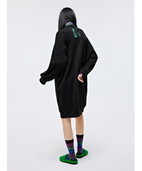 JNBY（ジェーエヌビーワイ）の「Oversized Polo-collar Cotton-jersey Dress（ワンピース・レディース・ホワイト/ブラック/グリーン・38/40）」の15枚目の写真