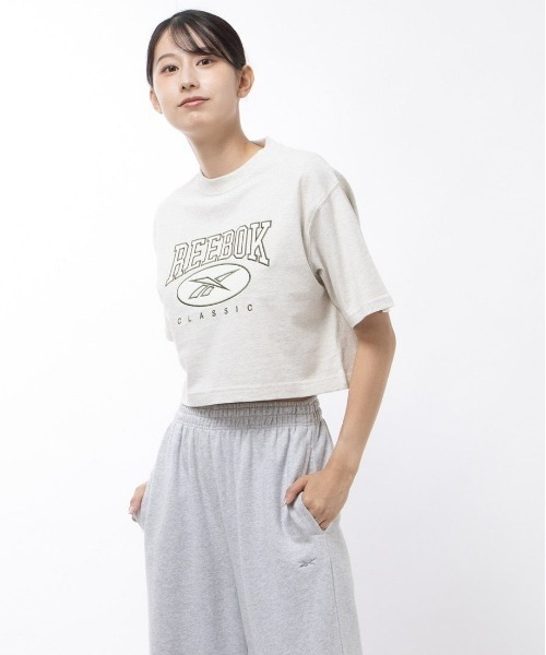 Reebok(リーボック)の「ビッグロゴ クロップド Tシャツ / CL AE BIG LOGO CROP TEE(Tシャツ/カットソー・レディース・マルーン/ブラック/オフホワイト/ブラウン・MEDIUM/LARGE/SMALL/XX-LARGE/X-LARGE)」の1枚目の写真