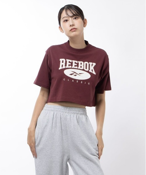 Reebok(リーボック)の「ビッグロゴ クロップド Tシャツ / CL AE BIG LOGO CROP TEE(Tシャツ/カットソー・レディース・マルーン/ブラック/オフホワイト/ブラウン・MEDIUM/LARGE/SMALL/XX-LARGE/X-LARGE)」の4枚目の写真