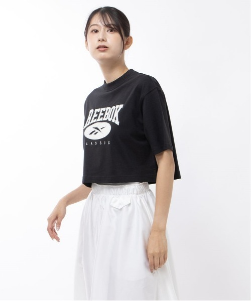 Reebok(リーボック)の「ビッグロゴ クロップド Tシャツ / CL AE BIG LOGO CROP TEE(Tシャツ/カットソー・レディース・マルーン/ブラック/オフホワイト/ブラウン・MEDIUM/LARGE/SMALL/XX-LARGE/X-LARGE)」の2枚目の写真