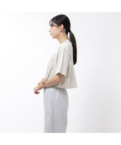 Reebok(リーボック)の「ビッグロゴ クロップド Tシャツ / CL AE BIG LOGO CROP TEE(Tシャツ/カットソー・レディース・マルーン/ブラック/オフホワイト/ブラウン・MEDIUM/LARGE/SMALL/XX-LARGE/X-LARGE)」の9枚目の写真