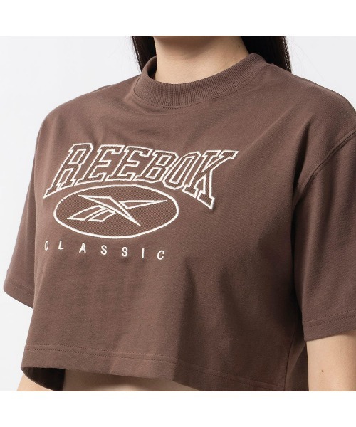 Reebok(リーボック)の「ビッグロゴ クロップド Tシャツ / CL AE BIG LOGO CROP TEE(Tシャツ/カットソー・レディース・マルーン/ブラック/オフホワイト/ブラウン・MEDIUM/LARGE/SMALL/XX-LARGE/X-LARGE)」の16枚目の写真