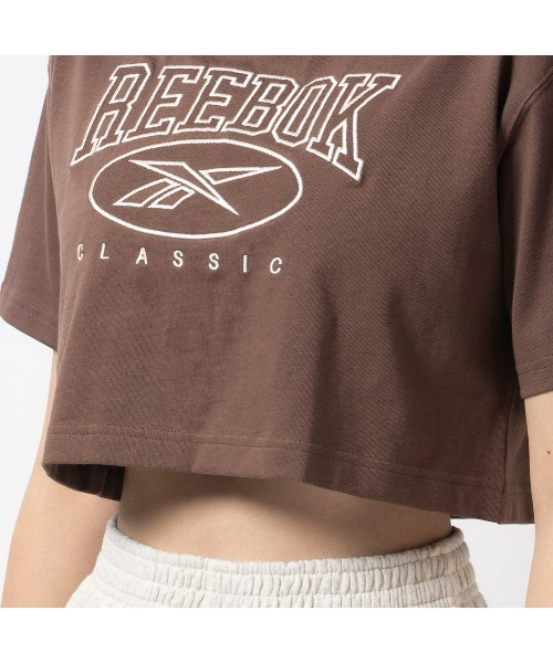 Reebok(リーボック)の「ビッグロゴ クロップド Tシャツ / CL AE BIG LOGO CROP TEE(Tシャツ/カットソー・レディース・マルーン/ブラック/オフホワイト/ブラウン・MEDIUM/LARGE/SMALL/XX-LARGE/X-LARGE)」の17枚目の写真