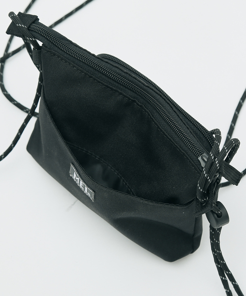 MEI（メイ）の「【MEI / メイ】ロゴ刺繍 ドローコード サコッシュ ミニショルダーバッグ（ショルダーバッグ・メンズ・オレンジ/ブラック/グレー・フリー）」の10枚目の写真