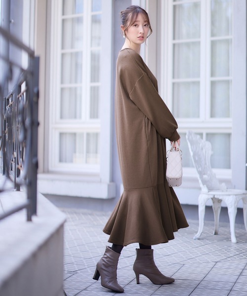 alotta(アロッタ)の「裏ファー裾フレアーゆったりワンピース(ワンピース・レディース・ピンク/ブラック/モカ/ラベンダー/チャコール/オレンジ/ネイビー・3L/5L/LL/L/M/4L)」の9枚目の写真