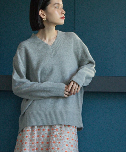 OPAQUE.CLIP（オペークドットクリップ）の「◆ワイドVネックニット ≪Filivivi/フィルビビ≫【洗える】（ニット/セーター・レディース・レッド系1/ライトブルー/グレー/ホワイト系・42/38/36/40）」の3枚目の写真