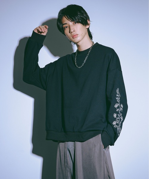 Ellno Loset（エルノロゼット）の「袖刺繍ヘビーウェイトスウェット（スウェット・メンズ・オフホワイト/ブラック・MEDIUM/SMALL/LARGE）」の3枚目の写真