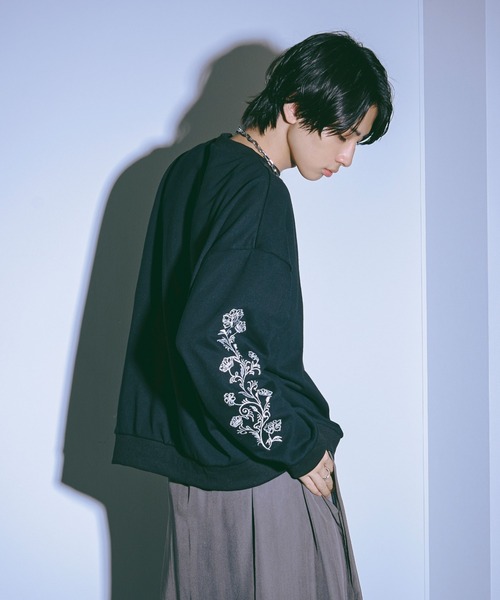 Ellno Loset（エルノロゼット）の「袖刺繍ヘビーウェイトスウェット（スウェット・メンズ・オフホワイト/ブラック・MEDIUM/SMALL/LARGE）」の6枚目の写真