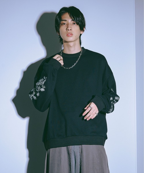 Ellno Loset（エルノロゼット）の「袖刺繍ヘビーウェイトスウェット（スウェット・メンズ・オフホワイト/ブラック・MEDIUM/SMALL/LARGE）」の7枚目の写真