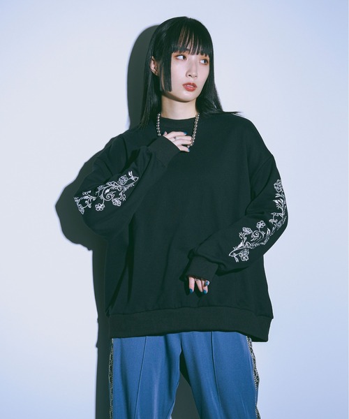 Ellno Loset（エルノロゼット）の「袖刺繍ヘビーウェイトスウェット（スウェット・メンズ・オフホワイト/ブラック・MEDIUM/SMALL/LARGE）」の9枚目の写真