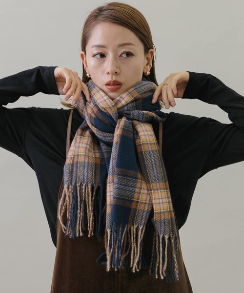 URBAN RESEARCH Sonny Label(アーバンリサーチサニーレーベル)の「カシミヤタッチチェックストール(ストール/ショール・レディース・レッド系その他/ホワイト系その他/ブラウン系その他/ブルー系その他・ONE)」の4枚目の写真