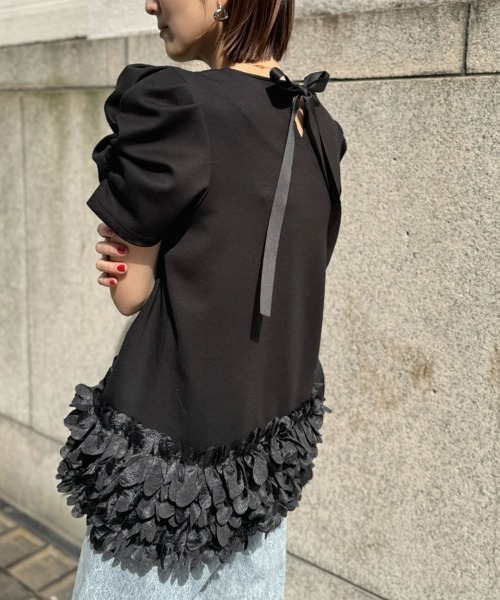 DONOBAN（ドノバン）の「ギャザースリーブフラワートップス（Tシャツ/カットソー・レディース・ブラック/ホワイト・FREE）」の2枚目の写真