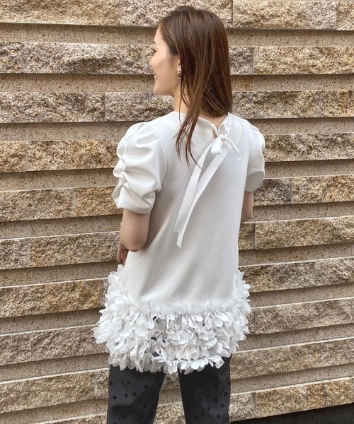 DONOBAN（ドノバン）の「ギャザースリーブフラワートップス（Tシャツ/カットソー・レディース・ブラック/ホワイト・FREE）」の3枚目の写真