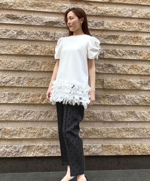 DONOBAN（ドノバン）の「ギャザースリーブフラワートップス（Tシャツ/カットソー・レディース・ブラック/ホワイト・FREE）」の5枚目の写真