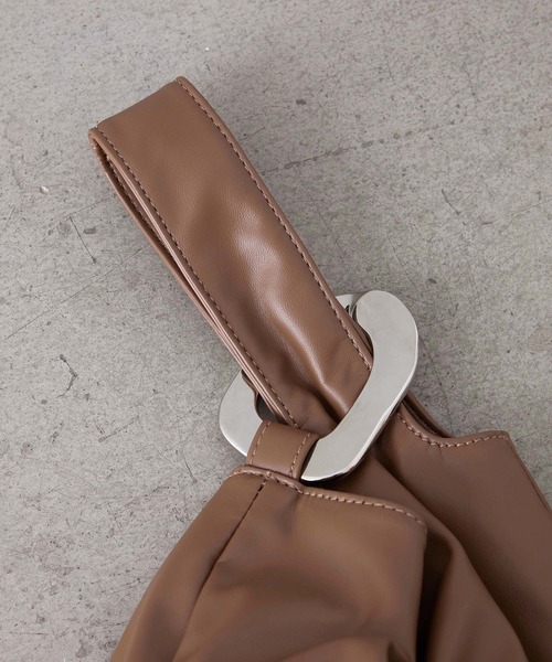 EFOLE(エフォル)の「Metal one handle / メタル ワンハンドル バッグ(トートバッグ・レディース・オフホワイト/ブラック/ブラウン・FREE)」の7枚目の写真