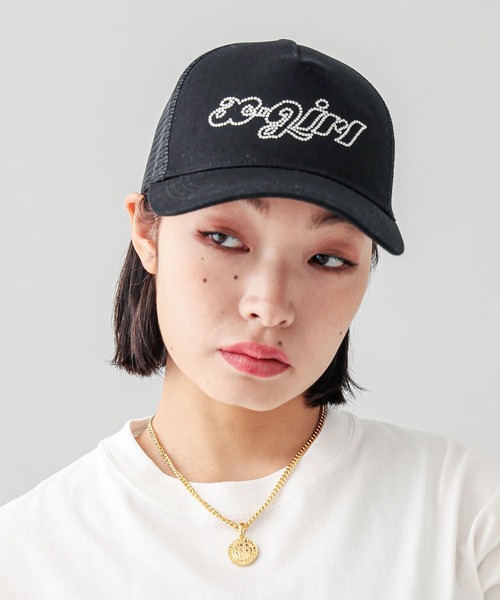 X-girl（エックスガール）の「RHINESTONE LOGO TRUCKER CAP（キャップ・レディース・ブラック/ホワイト・ONE SIZE）」の4枚目の写真
