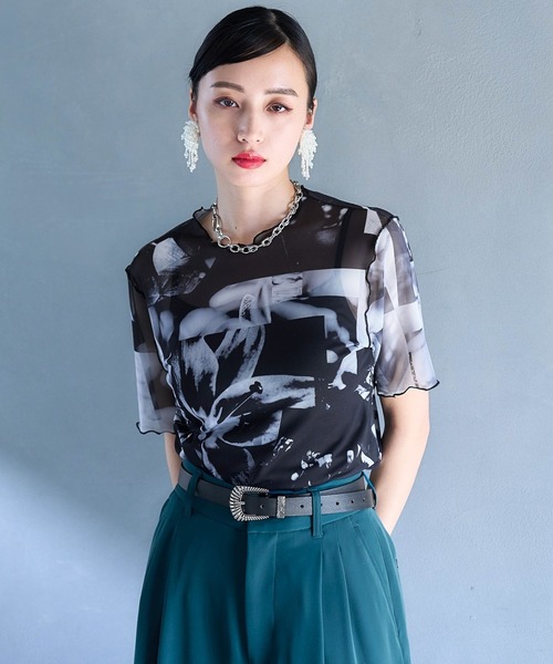 HARE（ハレ）の「フラワーコラージュシアートップス(HARE)（Tシャツ/カットソー・レディース・ブラック/オフホワイト/ブルー/ブラウン・FREE）」の5枚目の写真