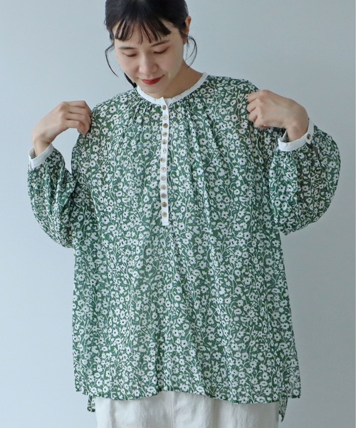 yuni（ユニ ）の「フラワープリント ギャザーブラウス 1701BL043241 