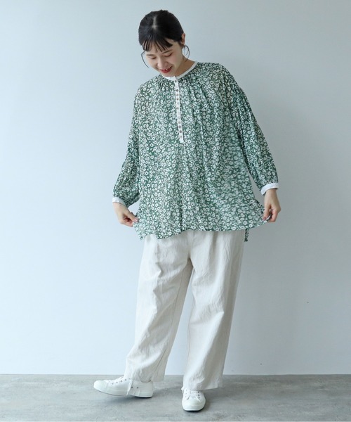 yuni（ユニ ）の「フラワープリント ギャザーブラウス 1701BL043241 