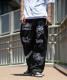 JOHN'S CLOSET（ジョンズクローゼット）の「【13】ワッペン＆グラフティ加工 ワイドバギー デニムパンツ（デニムパンツ・メンズ）」