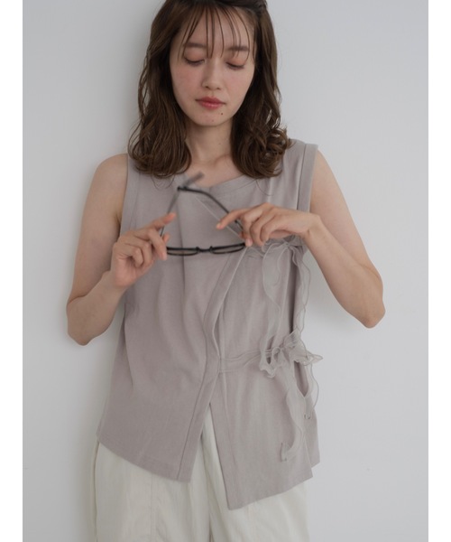 JUMELLE（ジュメロ）の「cross ribbon tank（タンクトップ・レディース・グレイッシュベージュ/ブラック/オフホワイト・MEDIUM）」の3枚目の写真
