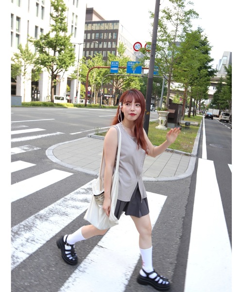 JUMELLE（ジュメロ）の「cross ribbon tank（タンクトップ・レディース・グレイッシュベージュ/ブラック/オフホワイト・MEDIUM）」の19枚目の写真