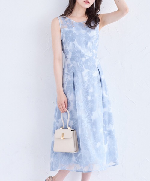 tocco closet(トッコ クローゼット)の「後ろリボン&飾り釦付きオパールフラワープリントワンピース(ワンピース・レディース・グレイッシュブルー/ライトベージュ・M)」の2枚目の写真