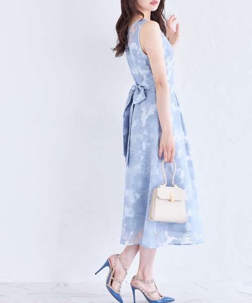 tocco closet(トッコ クローゼット)の「後ろリボン&飾り釦付きオパールフラワープリントワンピース(ワンピース・レディース・グレイッシュブルー/ライトベージュ・M)」の6枚目の写真