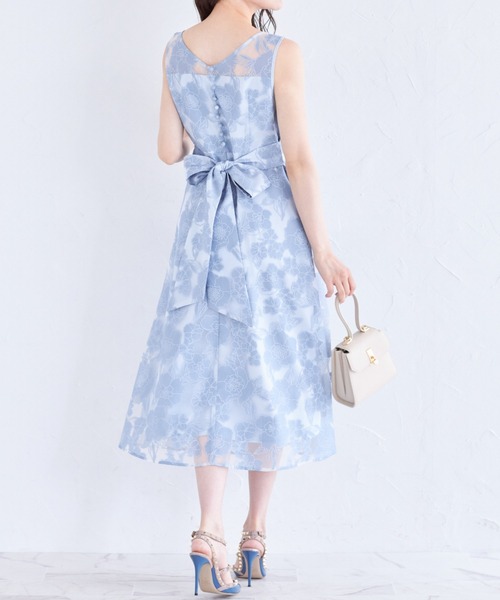 tocco closet(トッコ クローゼット)の「後ろリボン&飾り釦付きオパールフラワープリントワンピース(ワンピース・レディース・グレイッシュブルー/ライトベージュ・M)」の5枚目の写真