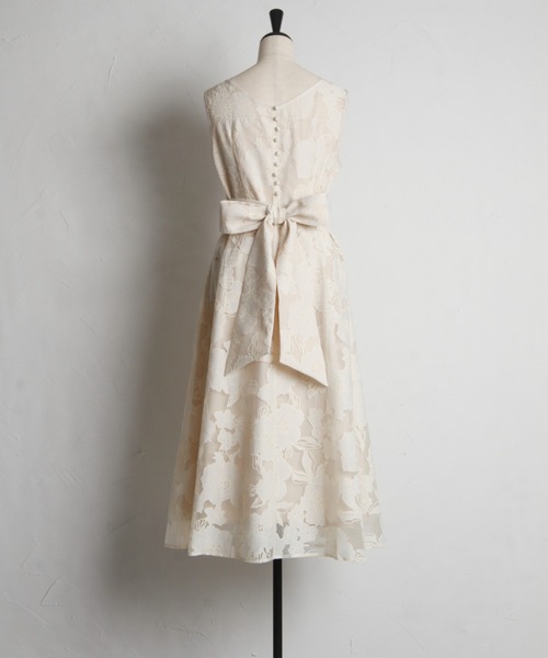 tocco closet(トッコ クローゼット)の「後ろリボン&飾り釦付きオパールフラワープリントワンピース(ワンピース・レディース・グレイッシュブルー/ライトベージュ・M)」の19枚目の写真