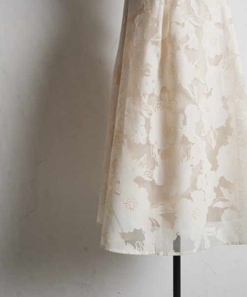 tocco closet(トッコ クローゼット)の「後ろリボン&飾り釦付きオパールフラワープリントワンピース(ワンピース・レディース・グレイッシュブルー/ライトベージュ・M)」の14枚目の写真
