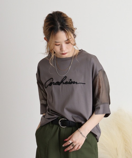 アンナニコラ Anna Nicola コード刺繍ロゴ袖シアープルオーバー （ブラック） Anna Nicola（アンナニコラ）の「Anna Nicola コード刺繍ロゴ 袖