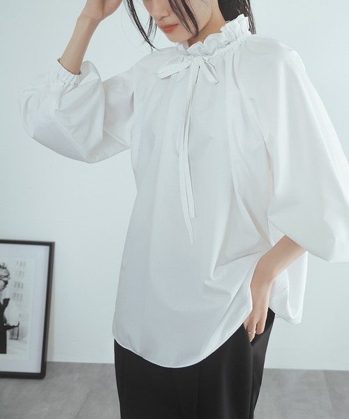 Flolia(フロリア)の「フリルスタンドカラーボリュームスリーブブラウス オフィス ビジネス フォーマル セレモニー スーツインナー 卒業式 卒園式 入学式 入園式 七五三 ママ 母親【洗える】(シャツ/ブラウス・レディース・オフホワイト・M/S/L)」の10枚目の写真