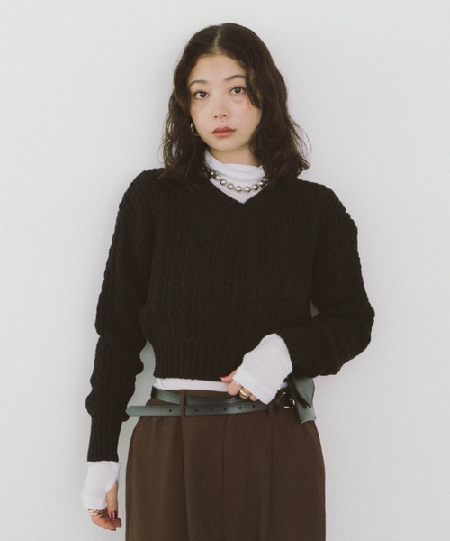 HANNE（アン）の「Vネックショートケーブルニット（ニット/セーター・レディース・ブラック/アイボリー・FREE）」の2枚目の写真