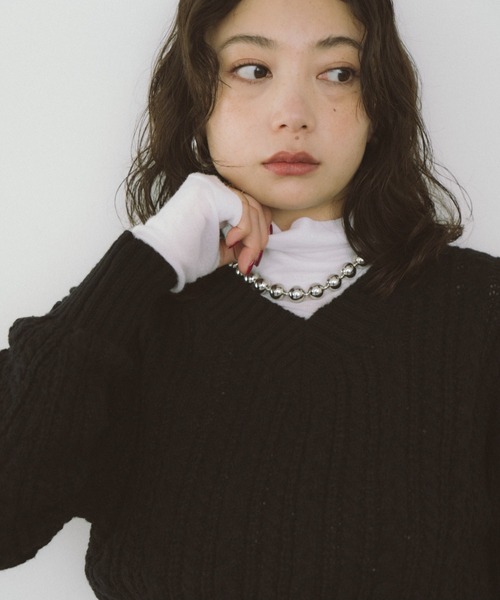 HANNE（アン）の「Vネックショートケーブルニット（ニット/セーター・レディース・ブラック/アイボリー・FREE）」の4枚目の写真