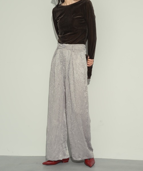 NEUNA(ヌナ)の「【ベストセラーのクロスタックパンツから、光沢感あるサテンver.が登場!】ワッシャーサテンクロスタックパンツ(スラックス・レディース・グレイッシュベージュ/ブラック・SMALL/MEDIUM)」の1枚目の写真