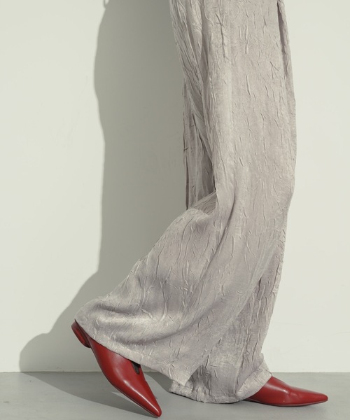 NEUNA(ヌナ)の「【ベストセラーのクロスタックパンツから、光沢感あるサテンver.が登場!】ワッシャーサテンクロスタックパンツ(スラックス・レディース・グレイッシュベージュ/ブラック・SMALL/MEDIUM)」の17枚目の写真